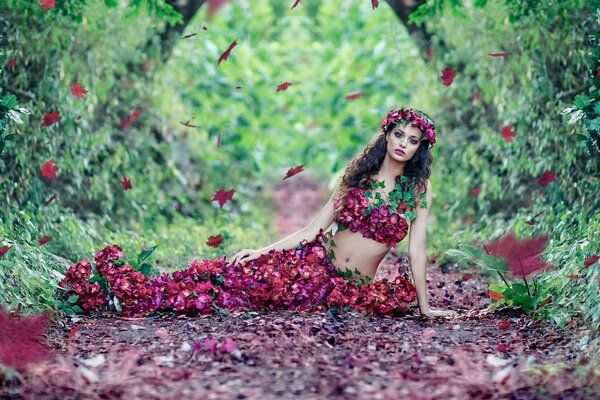 Осенняя фотосессия в листьях. Цветочная девушка
