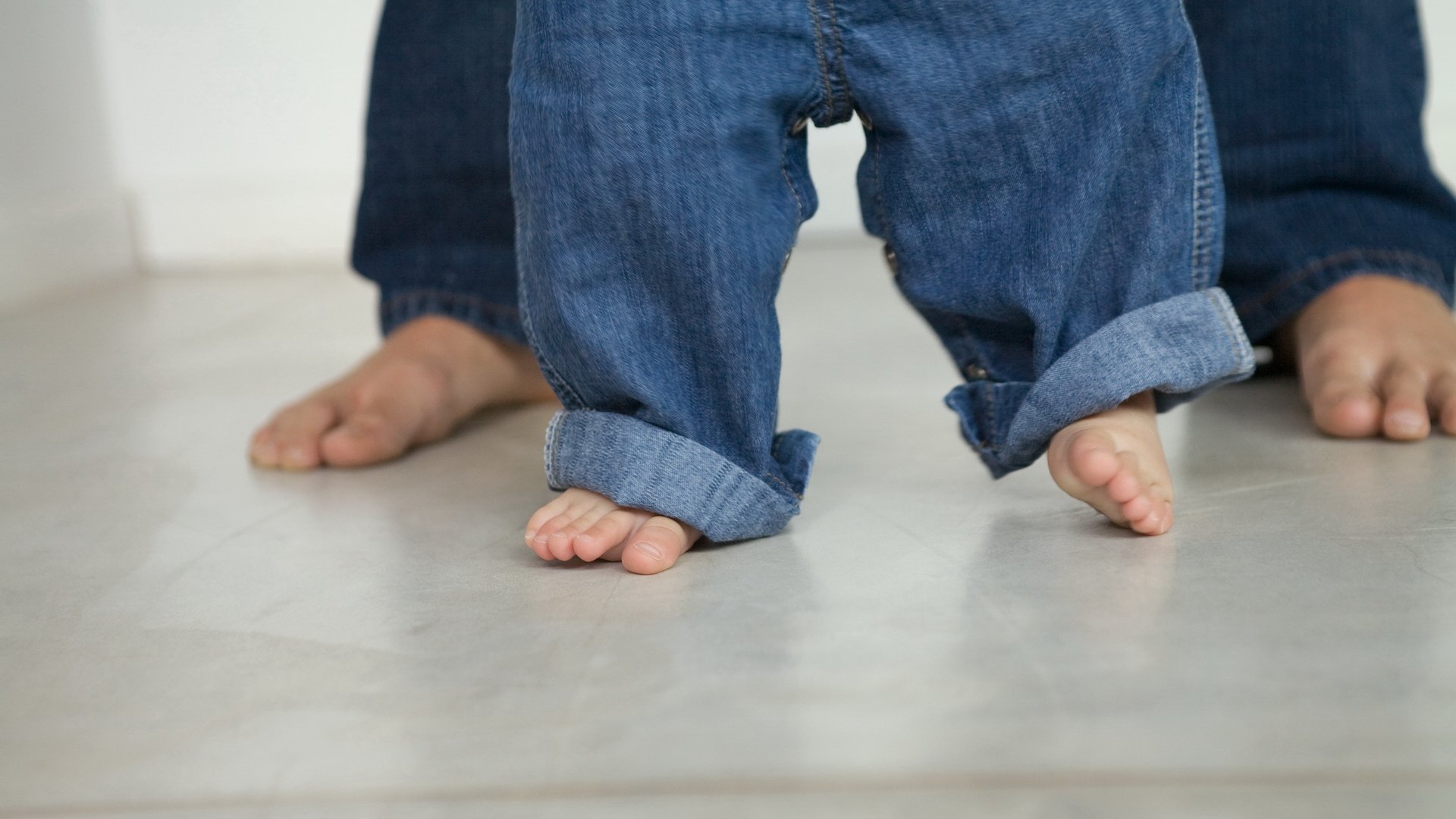nastroje dziecko dziecko maluch niemowlę lala stopy pierwsze kroki ojciec