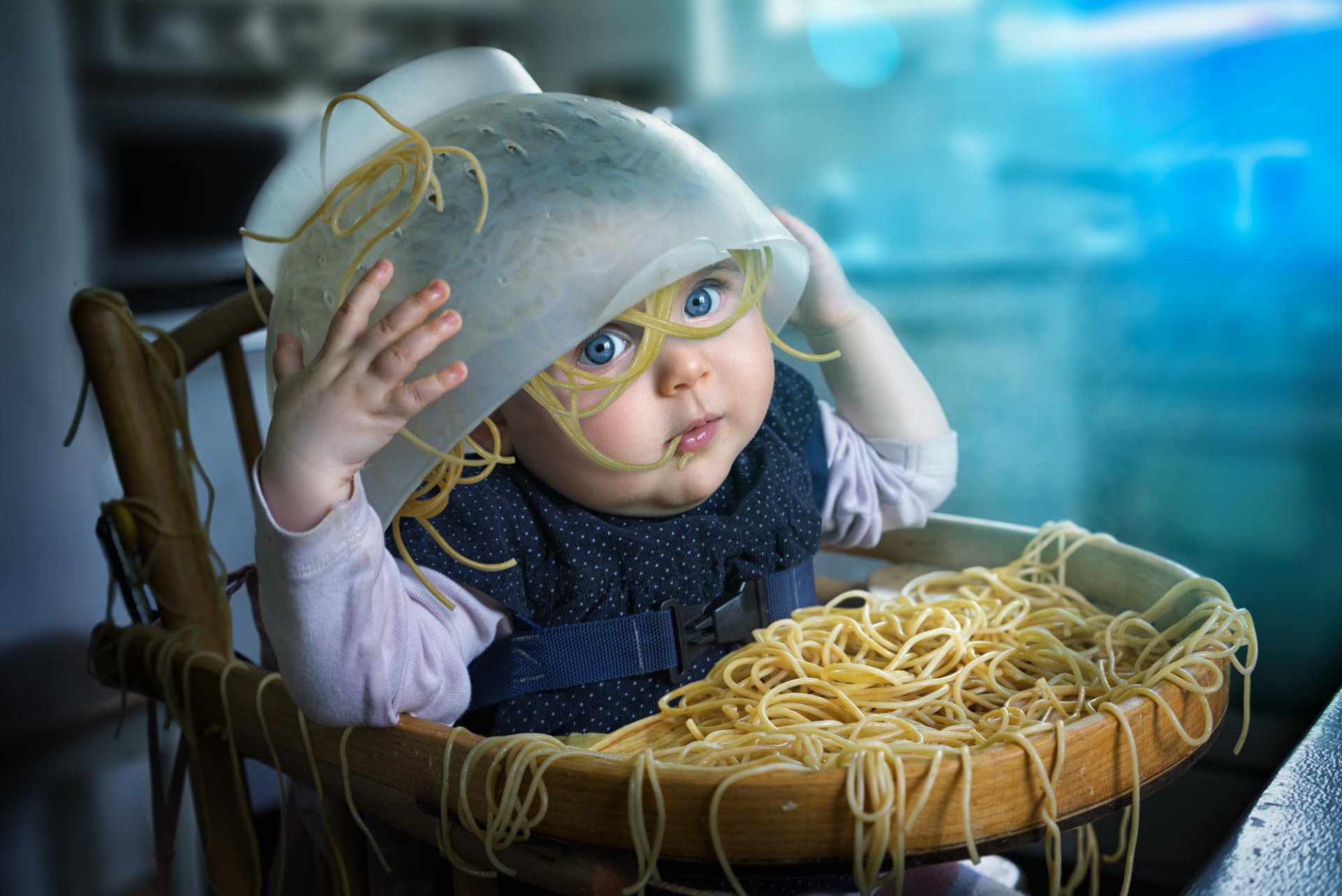 девочка ребенок спагетти макароны беспорядок