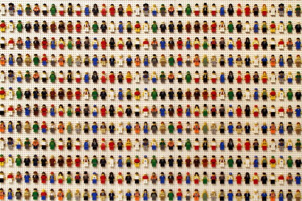 Wiele różnych zabawek lego