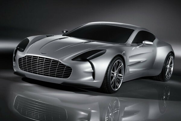 Legendarny srebrny Aston Martin odbija się w lustrzanej podłodze