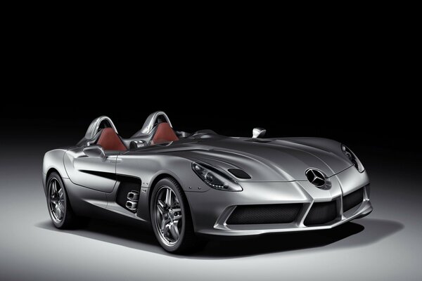 Na szarym tle Mercedes Benz Roadster