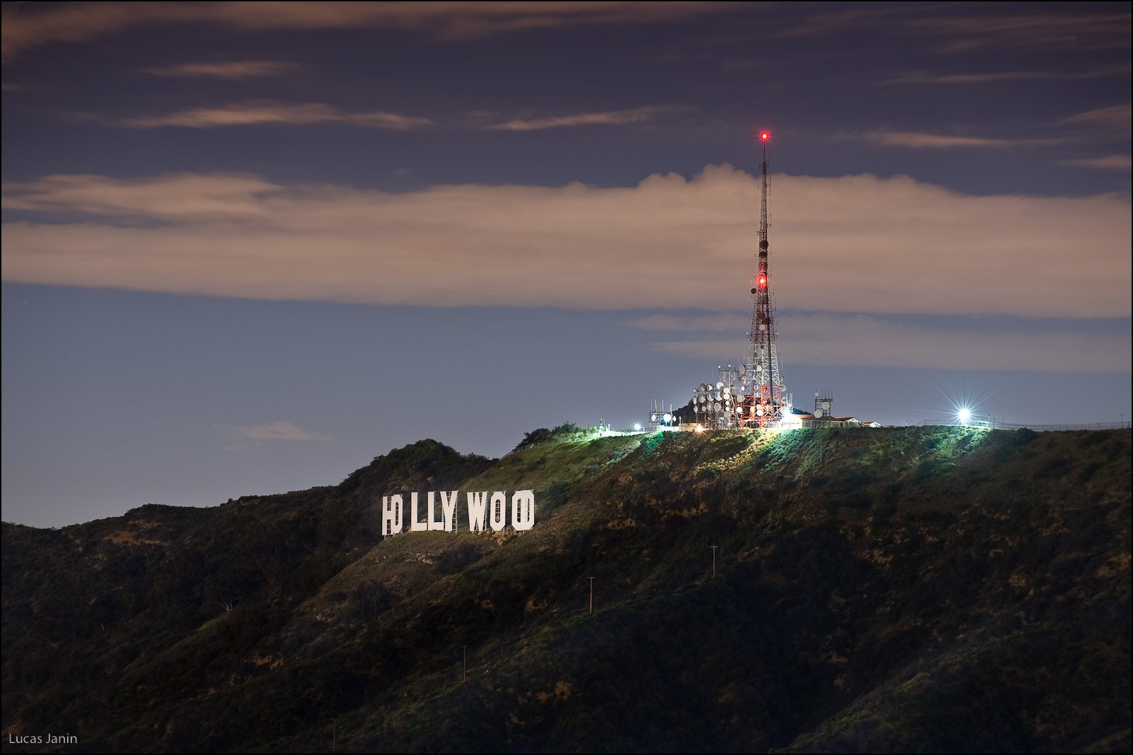 hollywood znak na noc