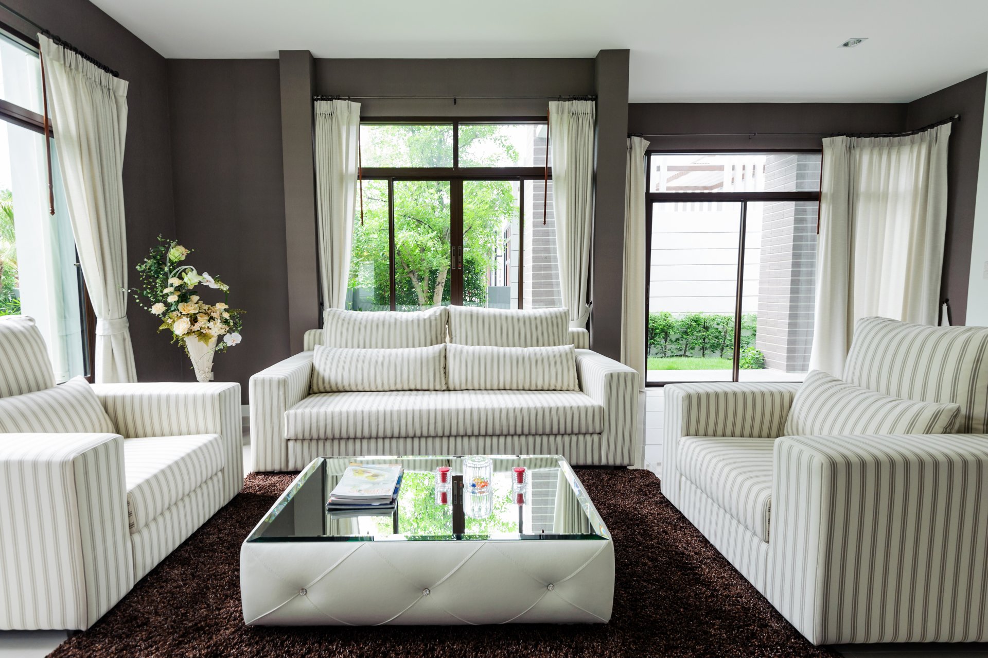 wnętrze design salon sofa stół dywan zasłony zdjęcie