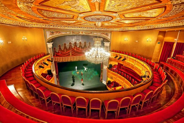 Widok z balkonu na scenę Teatru