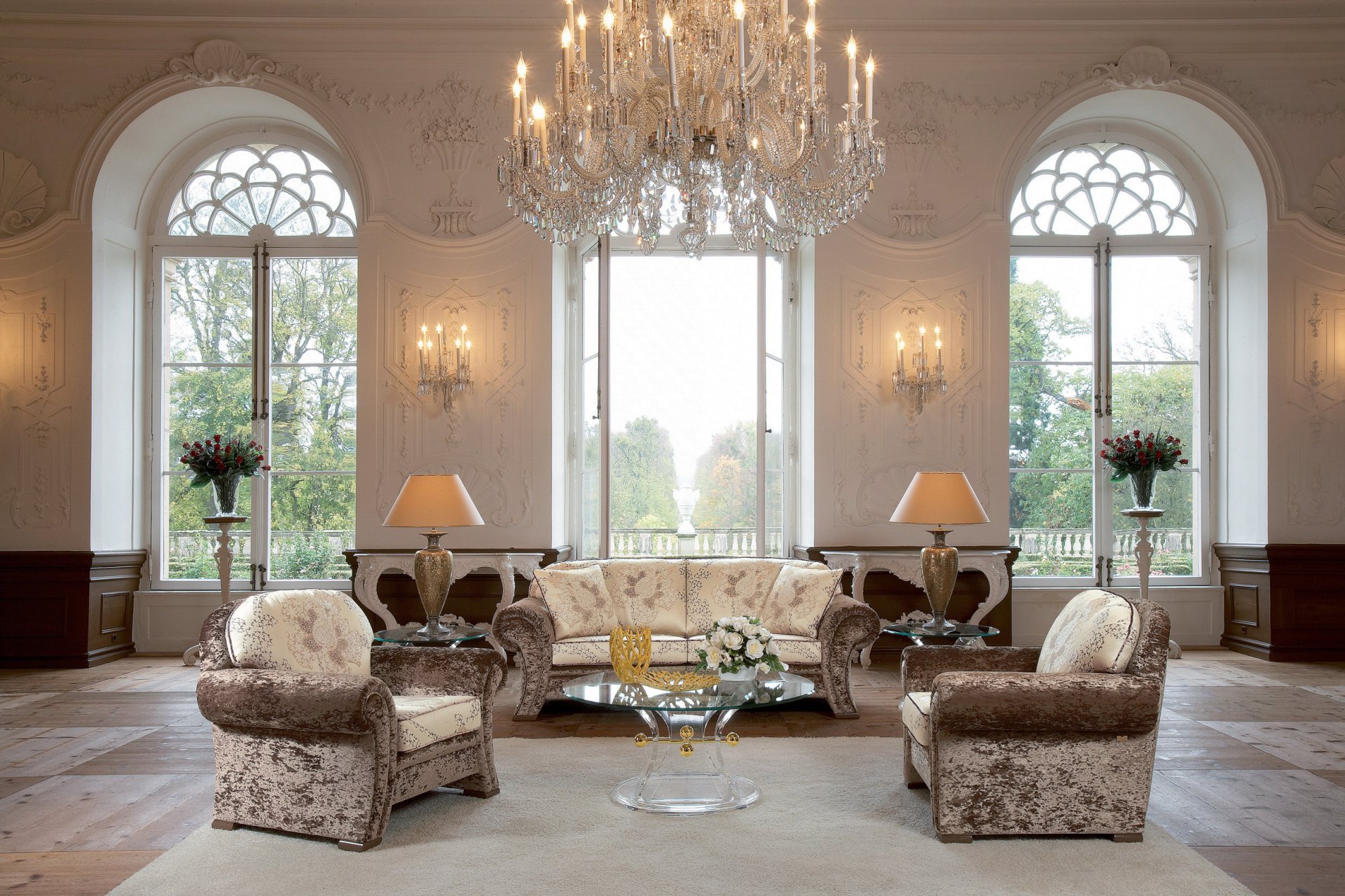 wnętrze design styl dom-zamek wazon róże duże okna żyrandol lampa meble sofa fotele stół