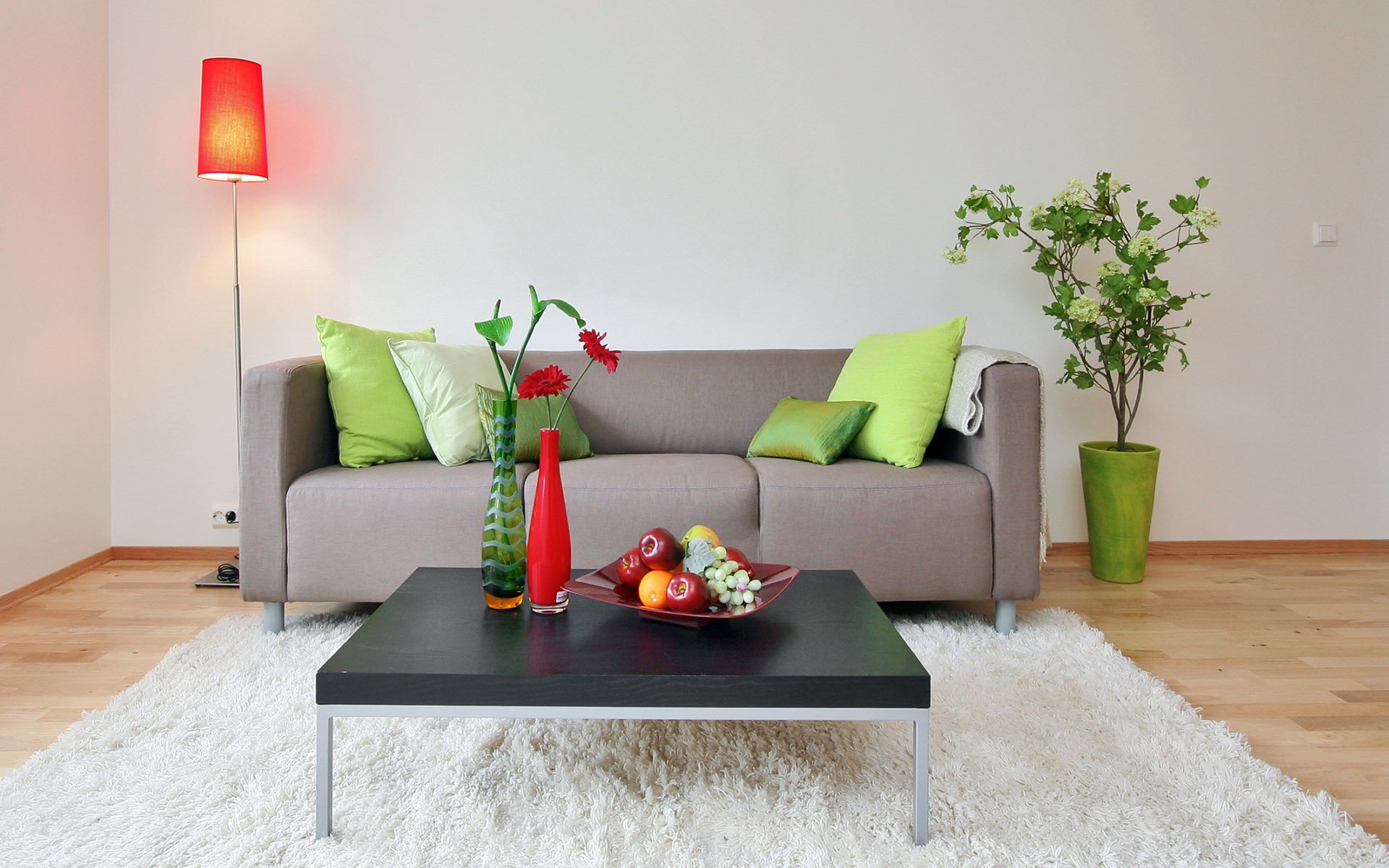 tapeta wnętrze styl design dom stół sofa biały dywan roślina wazony owoce meble biała tapeta
