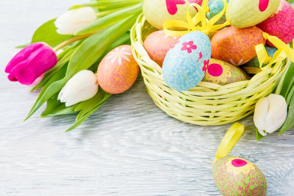 Kolorowe tulipany i kolorowe jajka