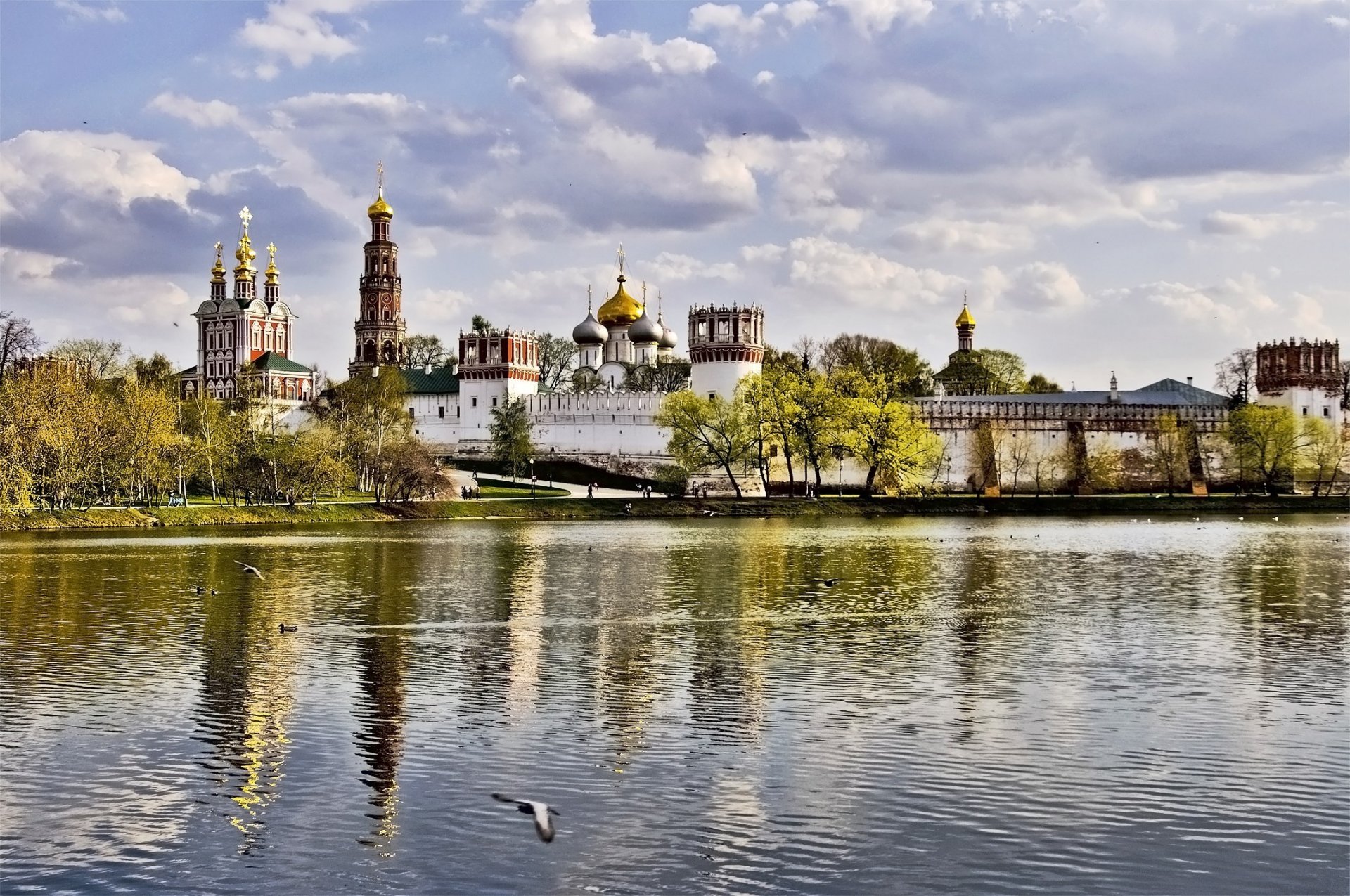москва монастырь новодевичий осень небо облака деревья стена купола башня