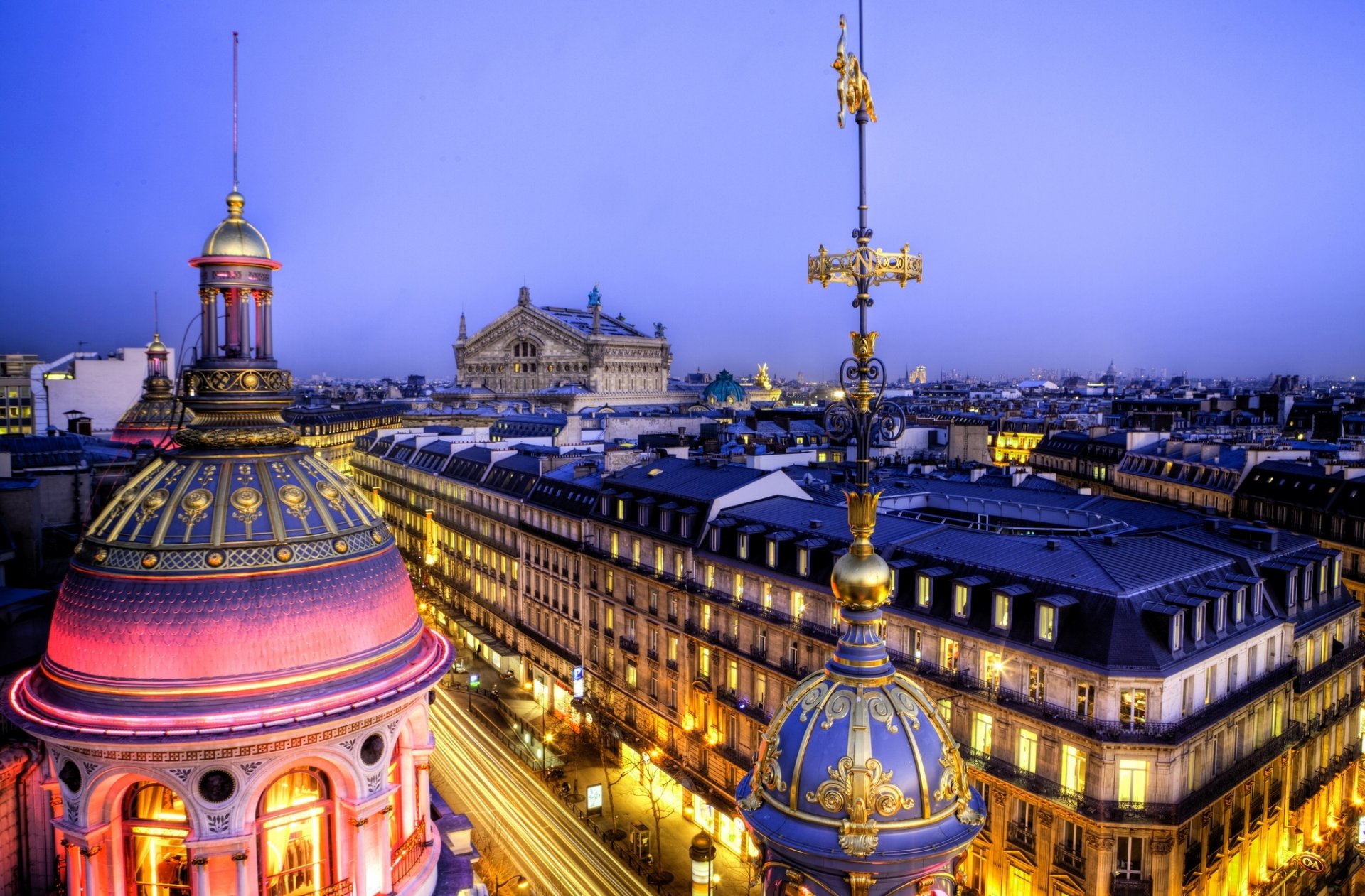 grand opéra opéra garnier grand opera opera garnier opera paryska ile-de-france ile-de-france paryż francja światło wieczór architektura pałac kopuły domy budynki dachy panorama miasto