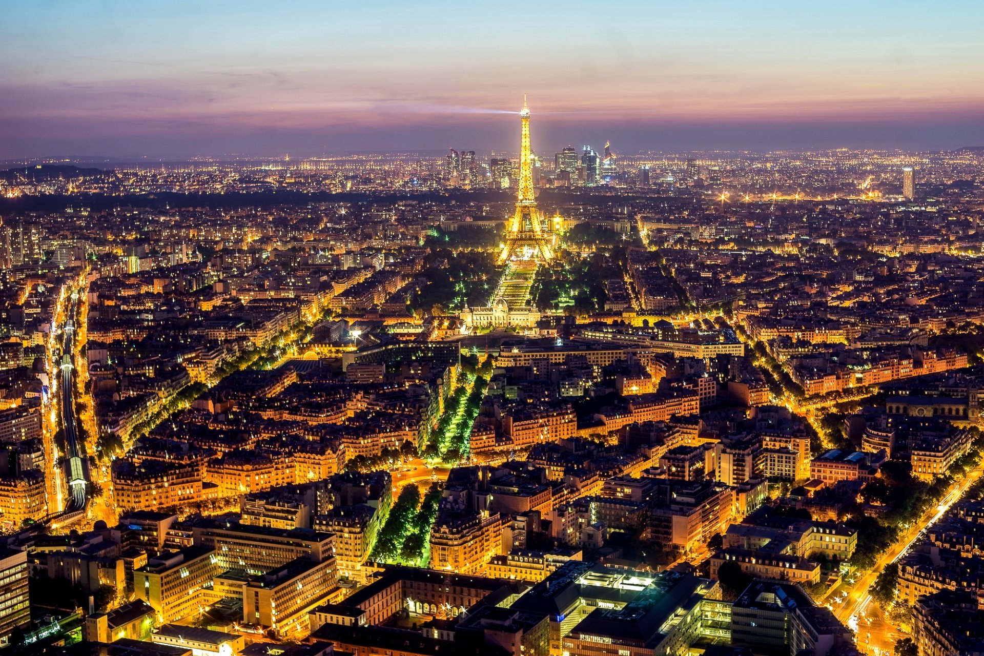 париж франция город ночь вечер огни свет la tour eiffel эйфелева башня панорама архитектура дома здания дороги улицы