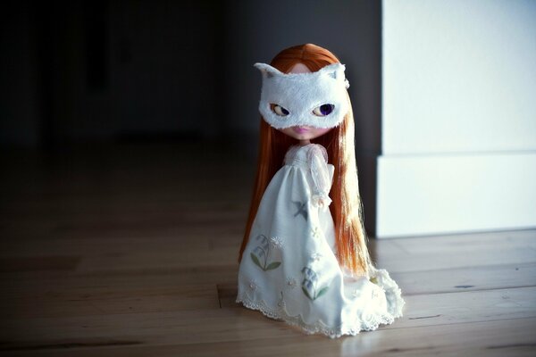 Ghost doll z rudymi włosami w tajemniczej masce