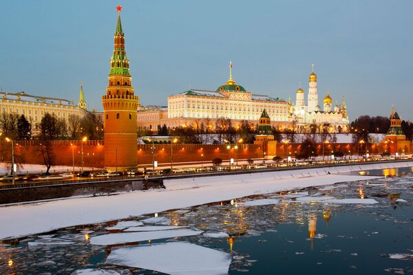 Красивый зимний Кремль утром