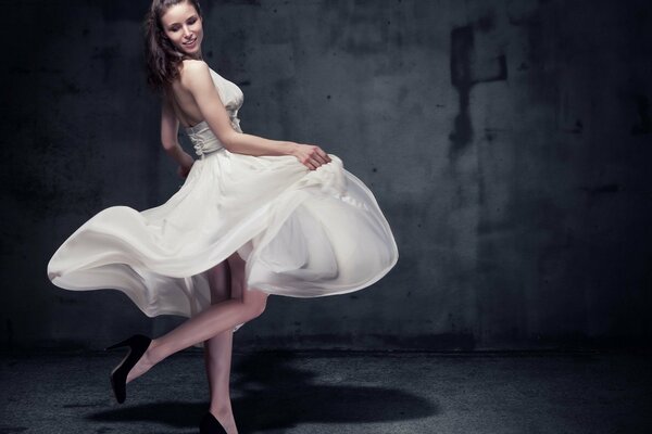 Model w pięknej sukni parapet w ciemnym pokoju