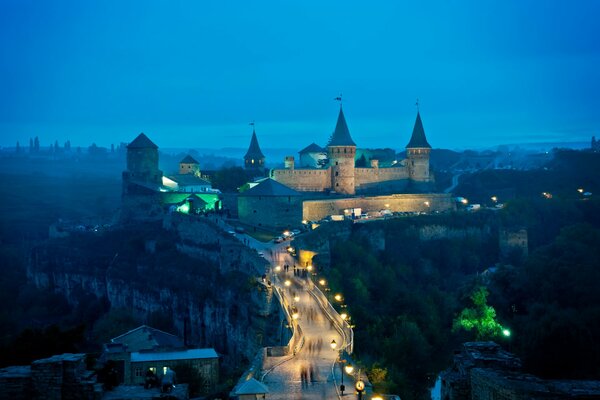 Wieczorna Ukraina. Kamieniec Podolski. Widok przy latarniach