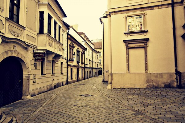 Тротуар и дома на улице города братислава
