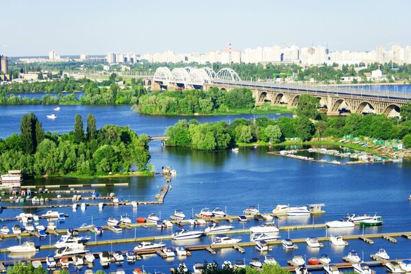Украинский мост и причал в Киеве