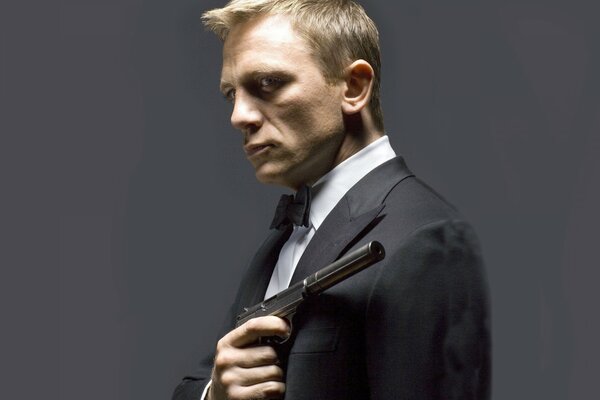 James Bond w garniturze z pistoletem