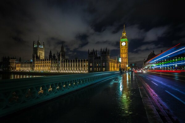 Big Ben w Londynie z nocnym oświetleniem