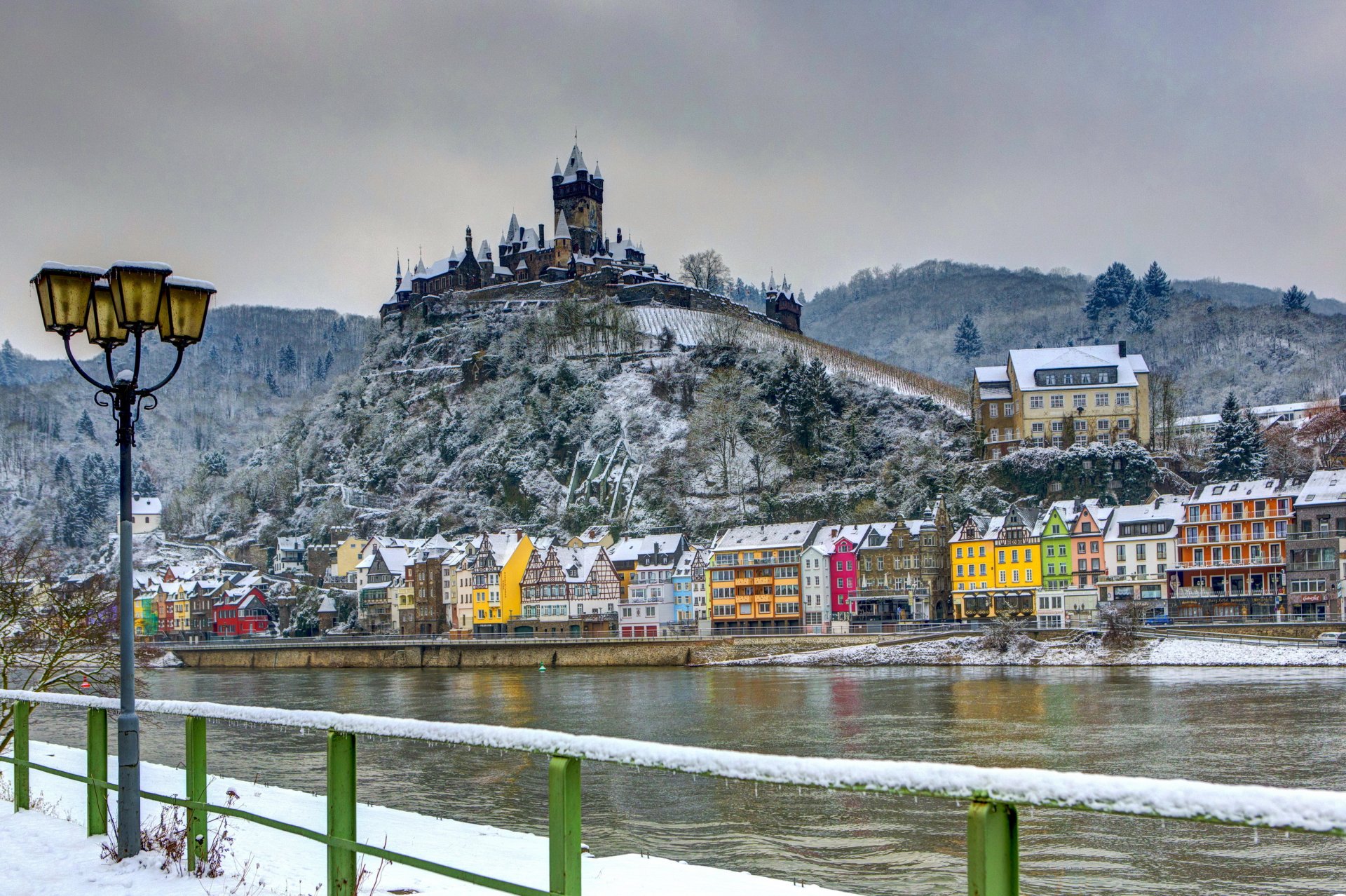 niemcy zamek twierdza zima domy rzeka cochem burg śnieg latarnie
