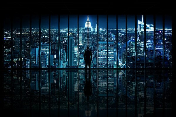Mężczyzna przy oknie w Gotham City w Nowym Jorku