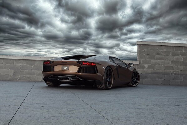 Urocza Lamborghini na sesji zdjęciowej pod spektakularnym niebem