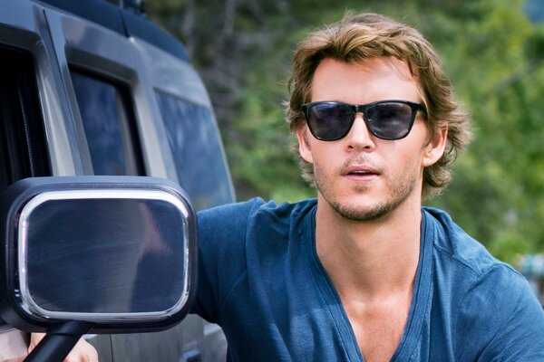 Ryan Kwanten stoi przed samochodem