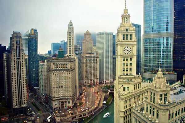 Wysokie budynki Ameryki. Rzeka a Chicago wzdłuż wieżowców