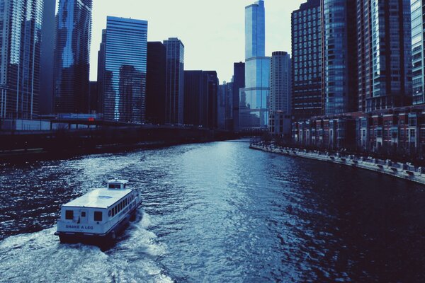 Rzeka w Chicago wzdłuż pięknych drapaczy chmur