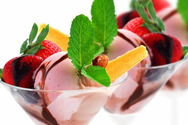 Deser lody z truskawkami i miętą