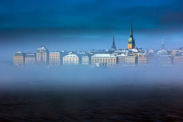 Miasto we mgle i widoczne dachy