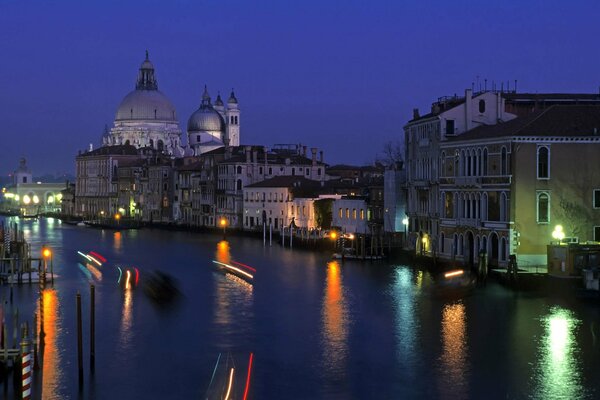 Wenecja Canal Grande noc światła wody odbicie