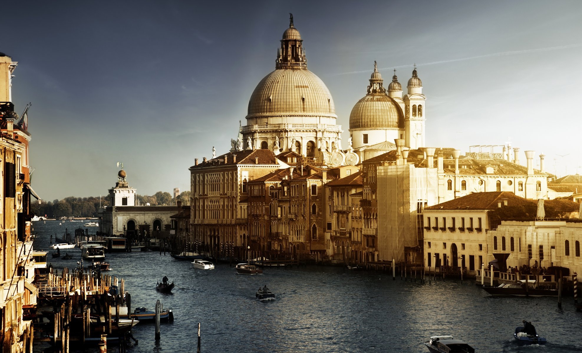 gondole venice włochy budynki łodzie wenecja kanał włochy