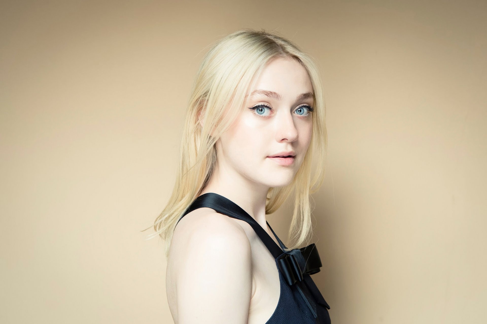 dakota fanning sesja zdjęciowa do filmu nocne ruchy nocne ruchy festiwal filmowy w wenecji