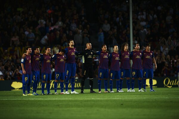 Kompozycja rozpoczęła występy zespołu Barcelona