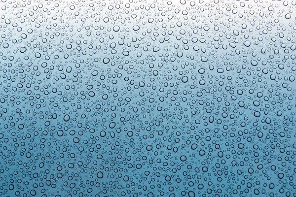 Wiele kropli wody H2O