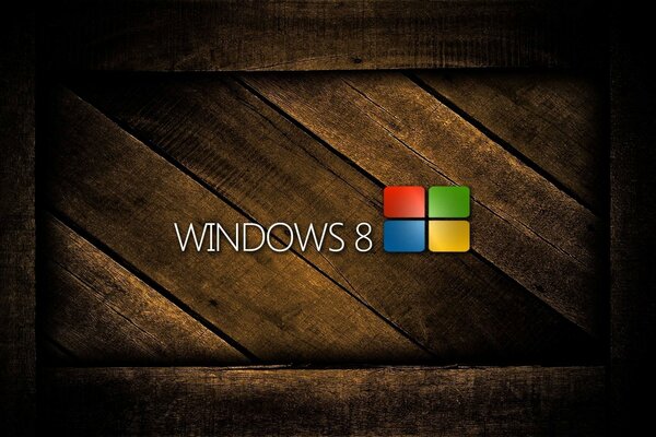 Godło Windows 8 na tle drewnianych desek