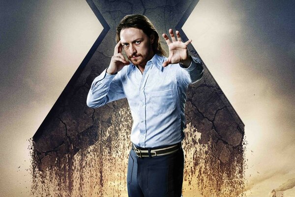 Charles Xavier na tle kamiennej ściany