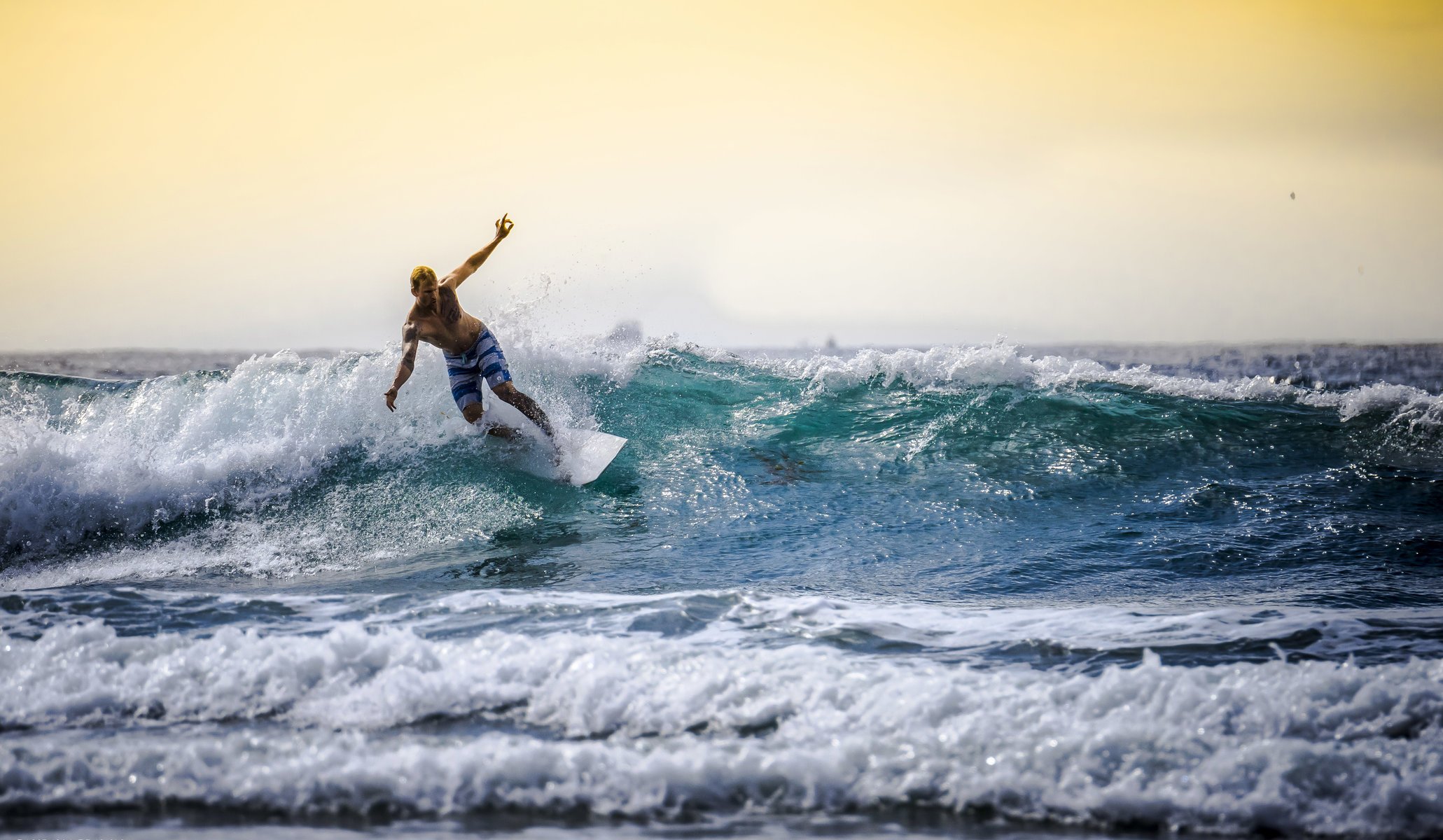 surfer surfing deski surfingowe morze fale horyzont niebo