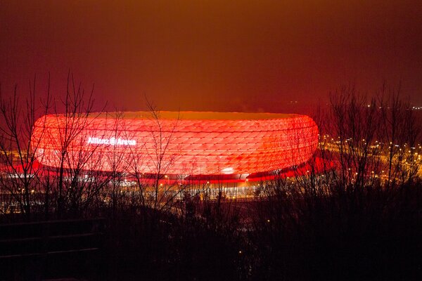 Świecący Stadion w nocy. Czerwone podświetlenie
