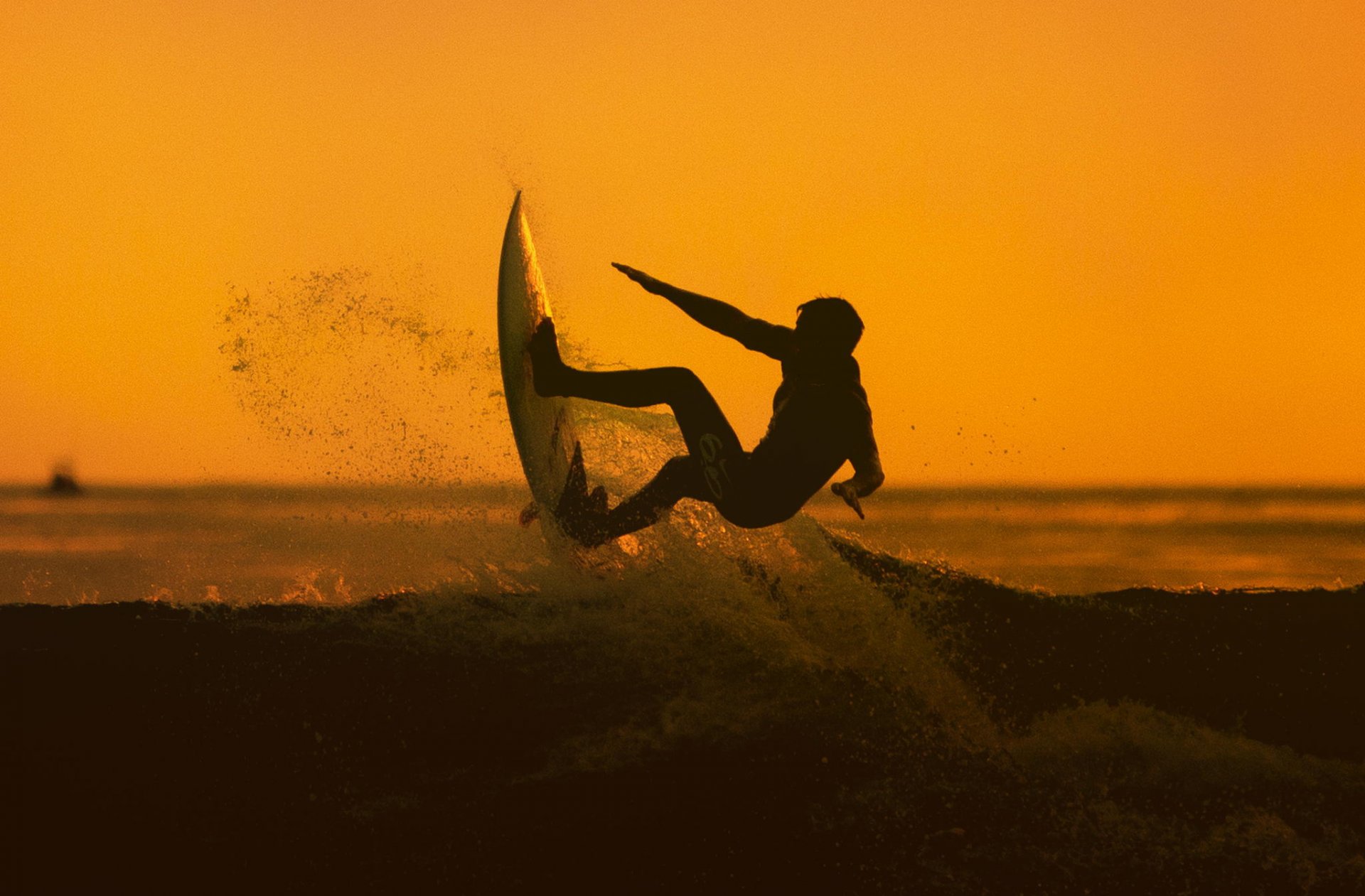 zachód słońca surfing mężczyzna sportowiec ocean fala