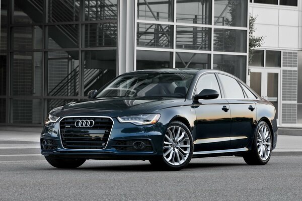 Audi a 6 w domu z dużymi oknami