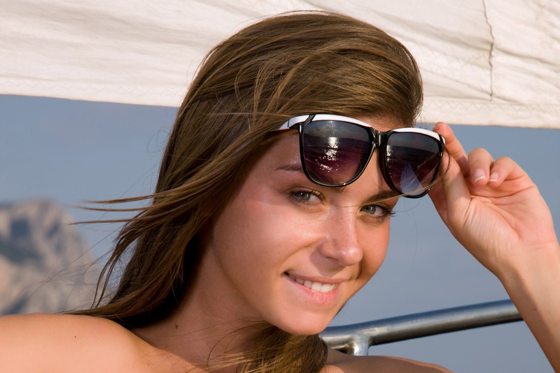 natalia e lilia c raisa modelka uśmiech okulary twarz