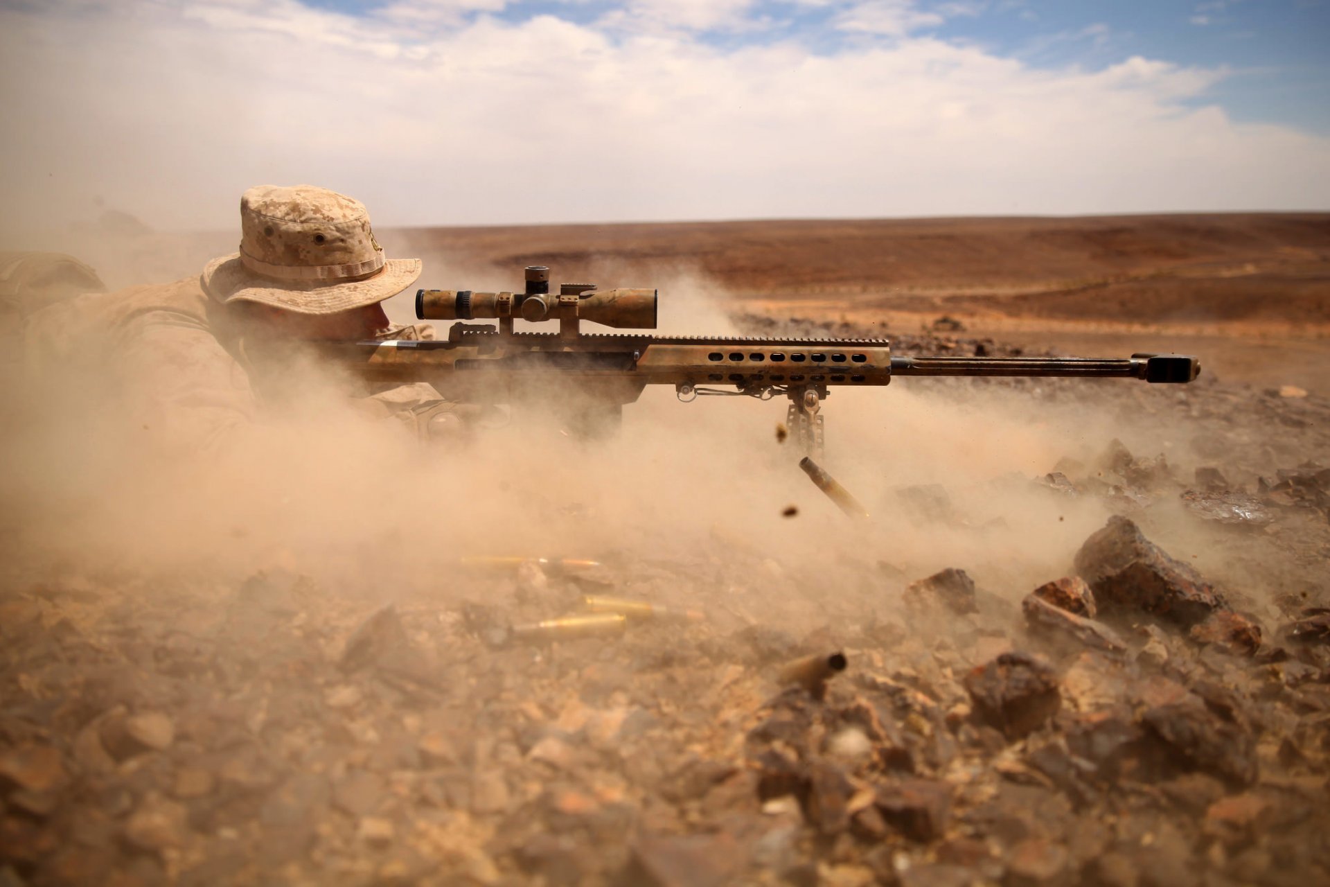 żołnierz snajper barrett m82 optyka pył