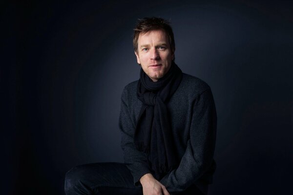 Ewan McGregor w czerni