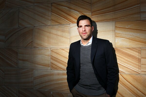 Zachary Quinto w stylowej kurtce i modnej fryzurze