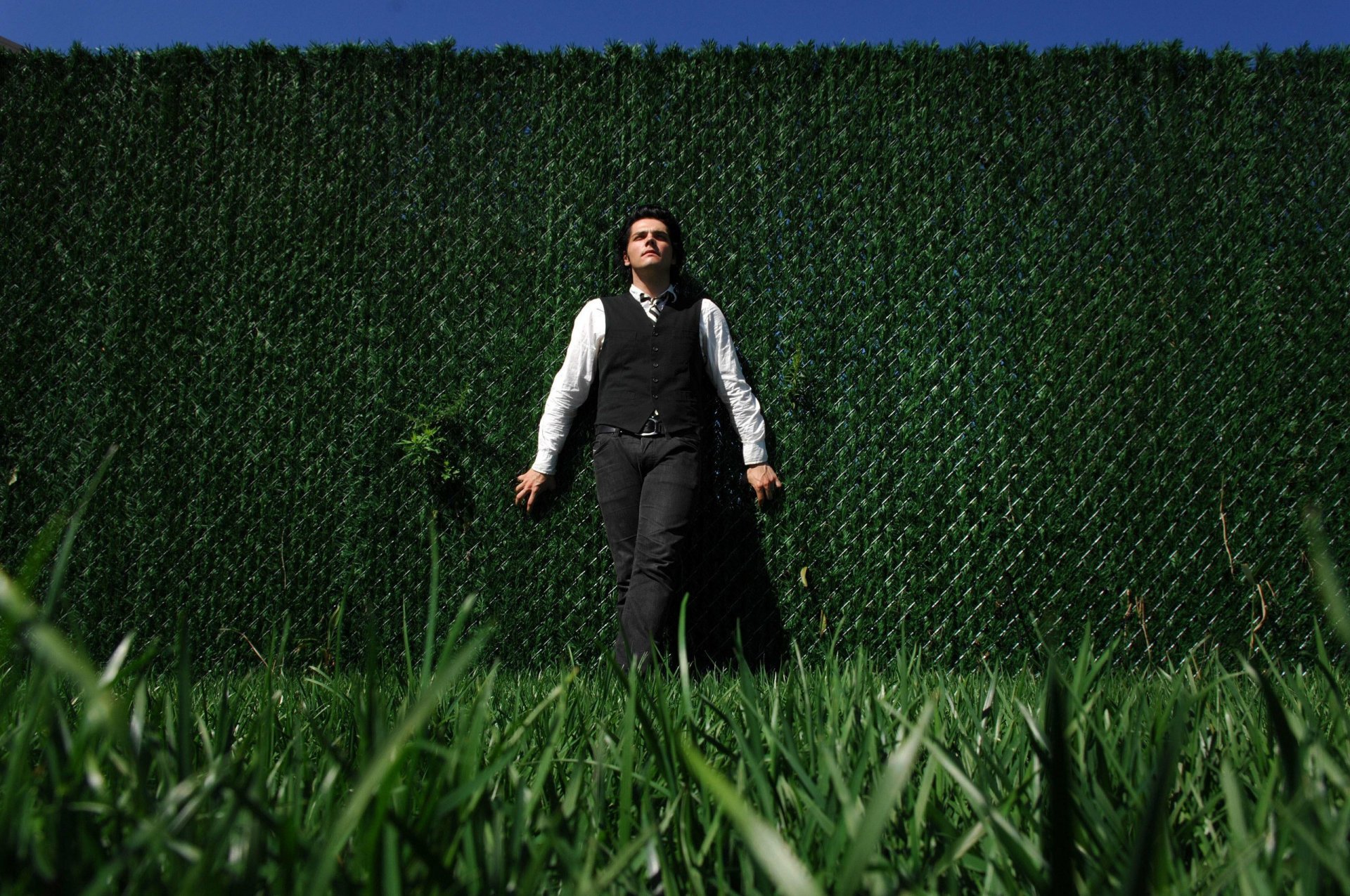 my chemical romance gerard way trawa zieleń ściana