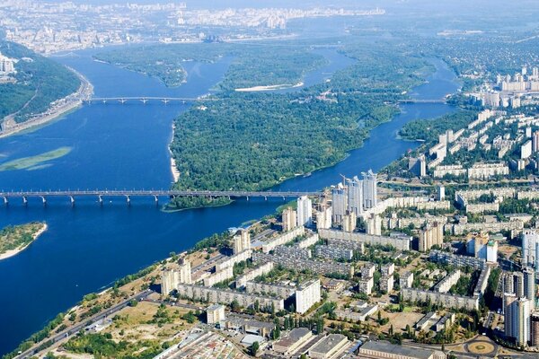 Promenada Dniepru w pogodny słoneczny dzień