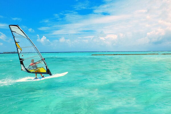 Sporty windsurfingowe dla morza, nieba, chmur