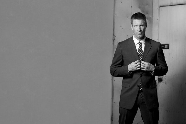 Piękny i poważny Aaron Eckhart